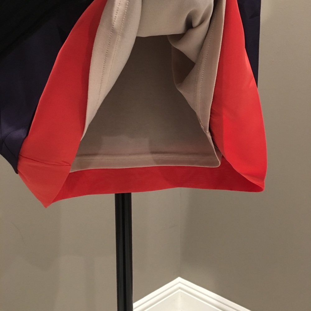Flowy Color-block Dress - Picture 5 of 8